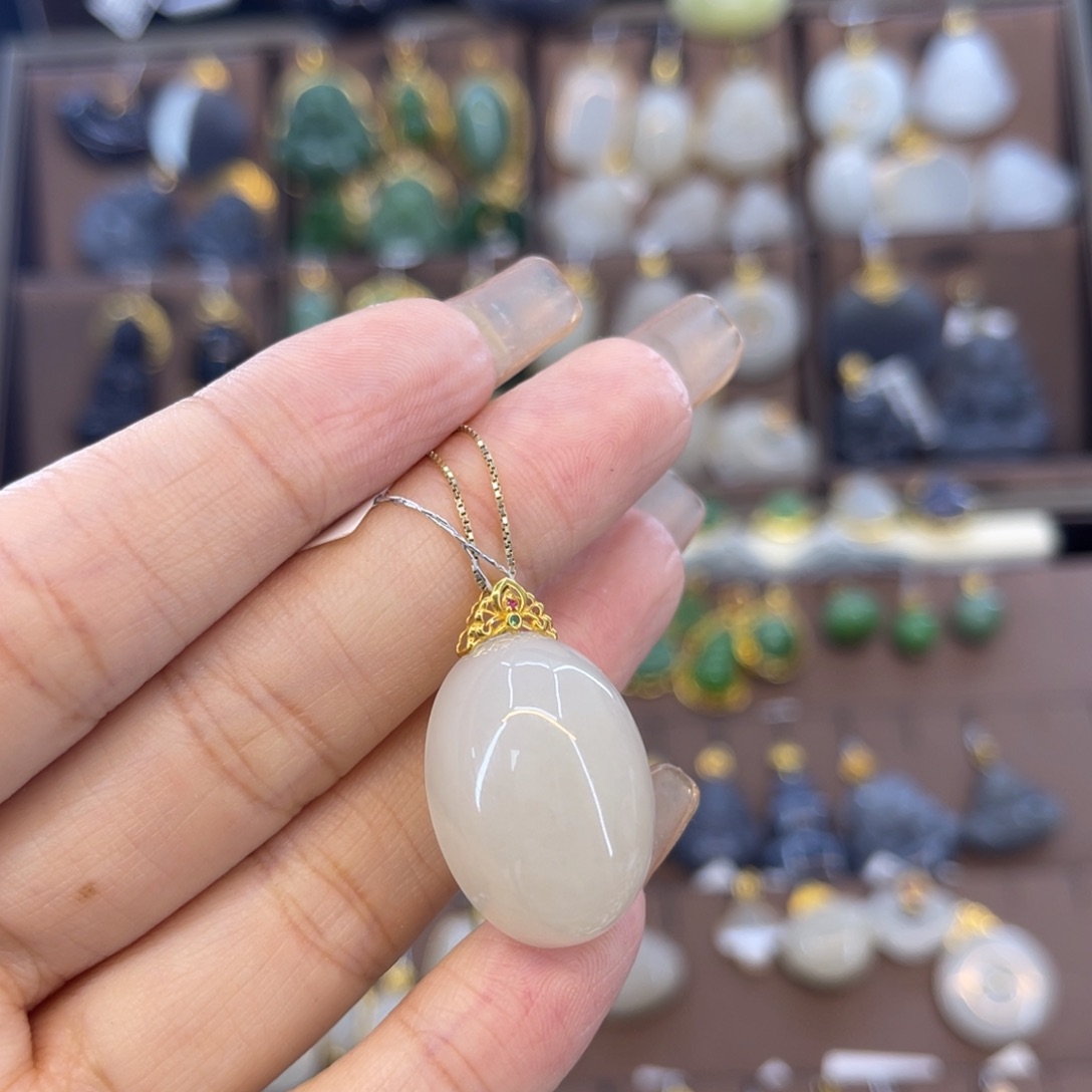 和田玉吊坠18K金镶嵌