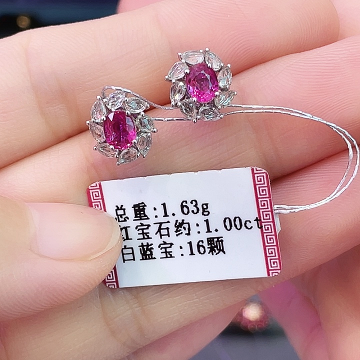 耳饰18K金镶嵌红宝石1.克拉无烧
