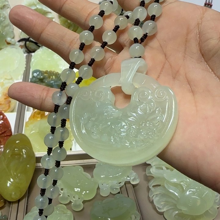 蛇纹石玉吊坠未镶嵌