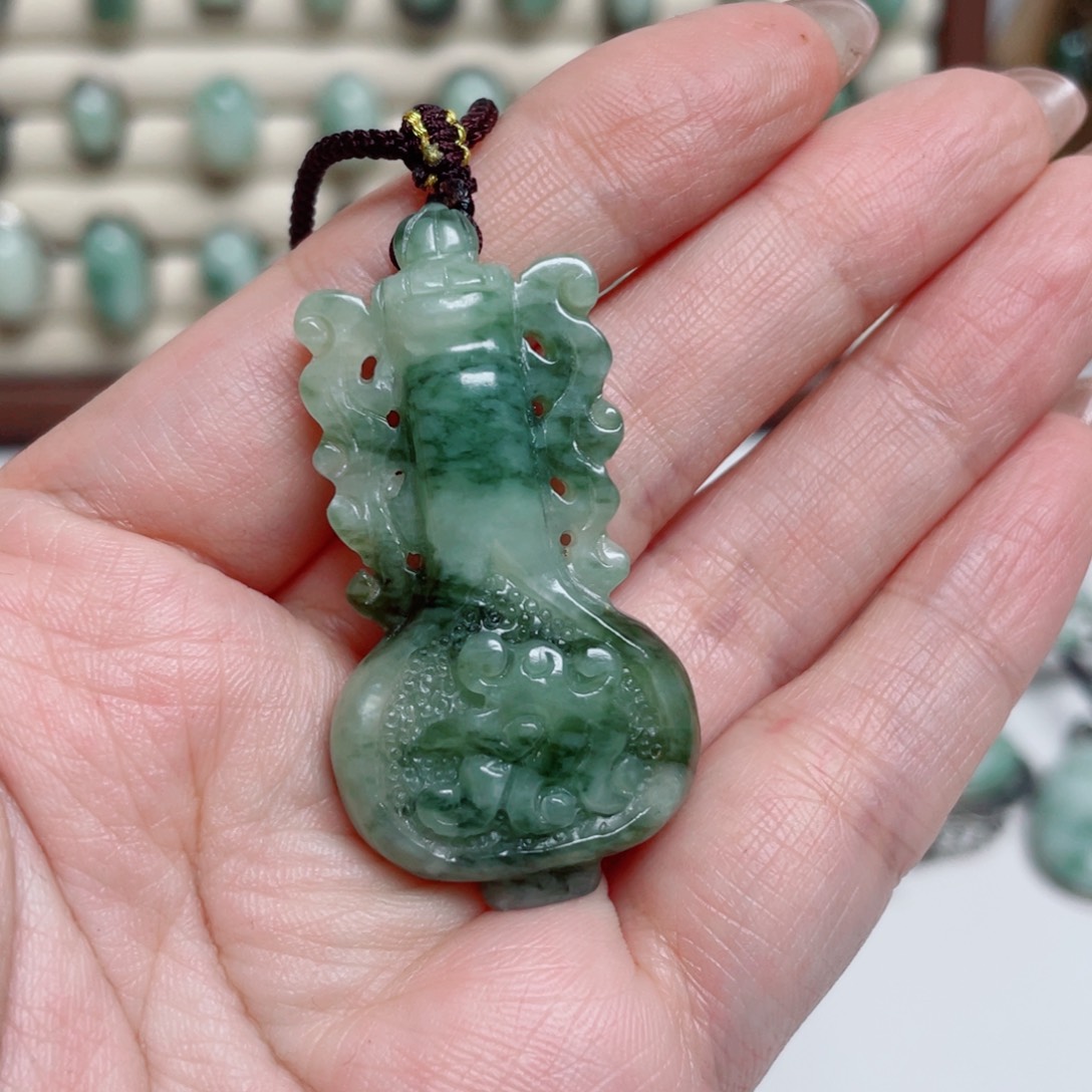 掬***手透闪石-蛇纹石玉未镶嵌颈饰