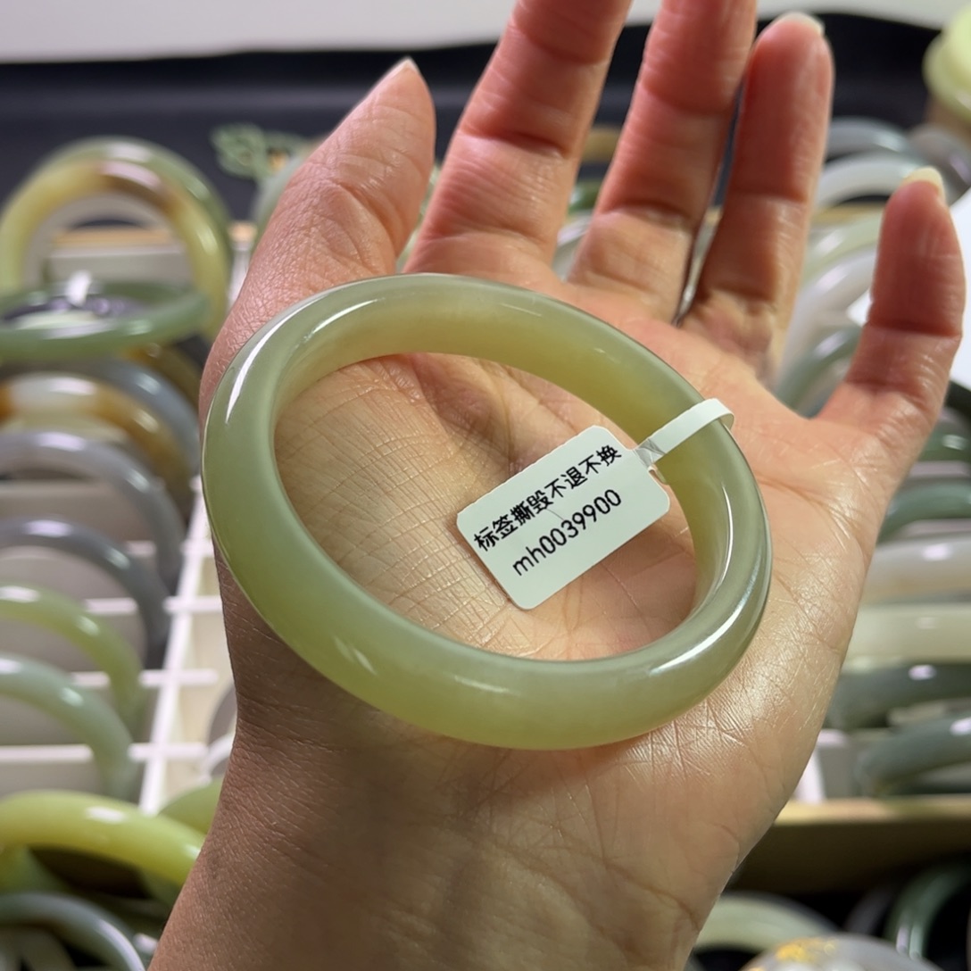 和田玉手镯55.8圈未镶嵌