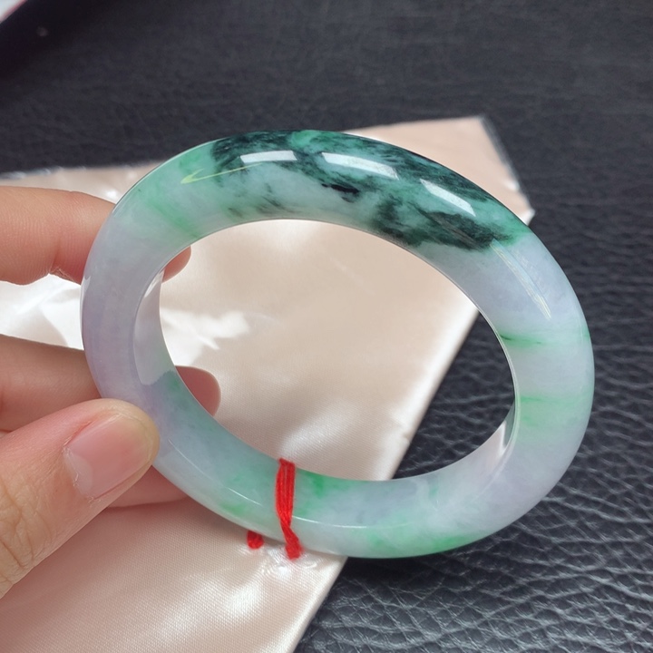 翡翠手镯未镶嵌。