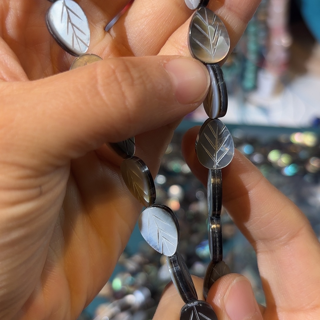 玛瑙/玉髓未镶嵌珠宝半成品黑贝卡10-14一条