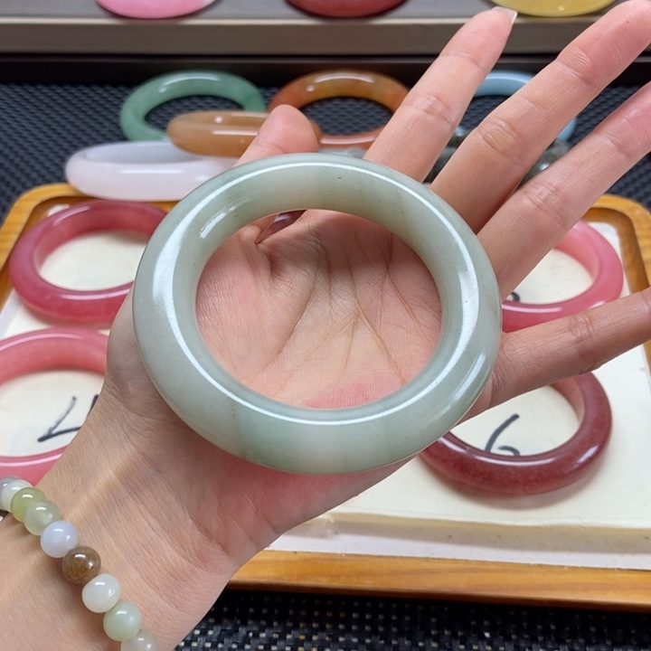 未镶嵌手镯石英岩玉