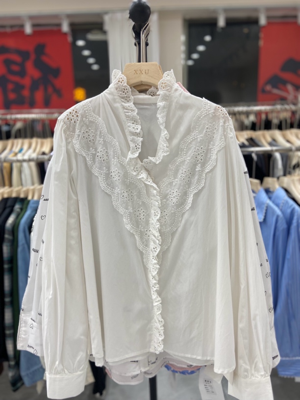 白色v领设计花边衬衣