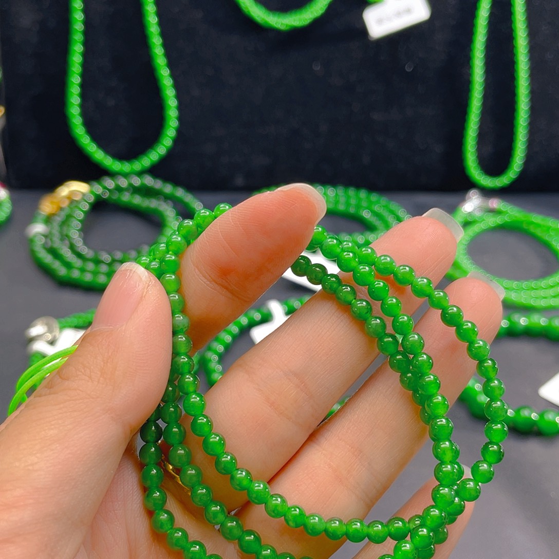 翡翠未镶嵌颈饰    