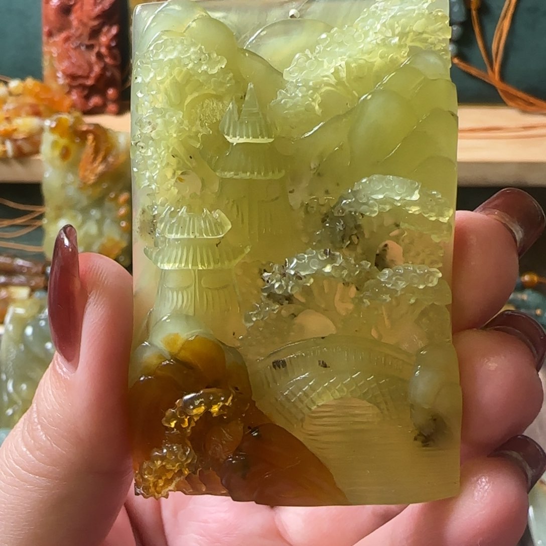 蛇纹石玉颈饰合金