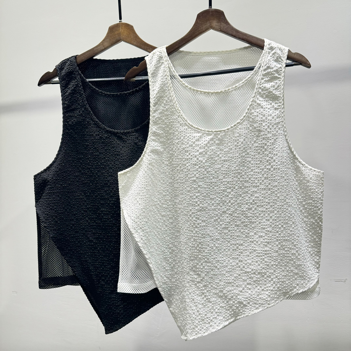 夏季时尚简约轻薄透气假两件坎肩圆领背心男士潮流不规则无袖上衣