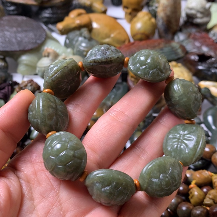 未镶嵌岫岩河磨玉（透闪石质玉）把件
