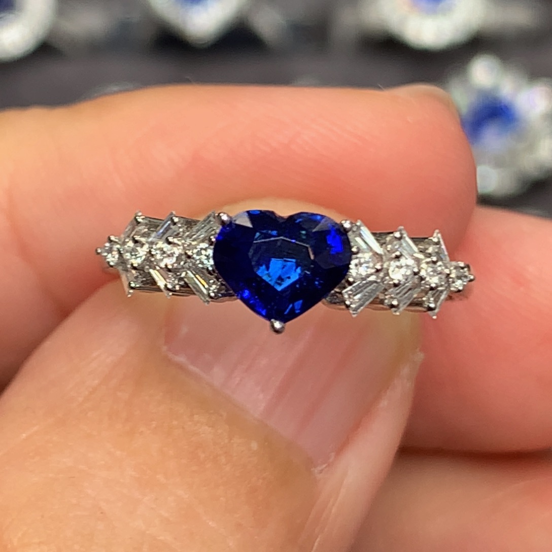 蓝宝石戒指18K金镶嵌