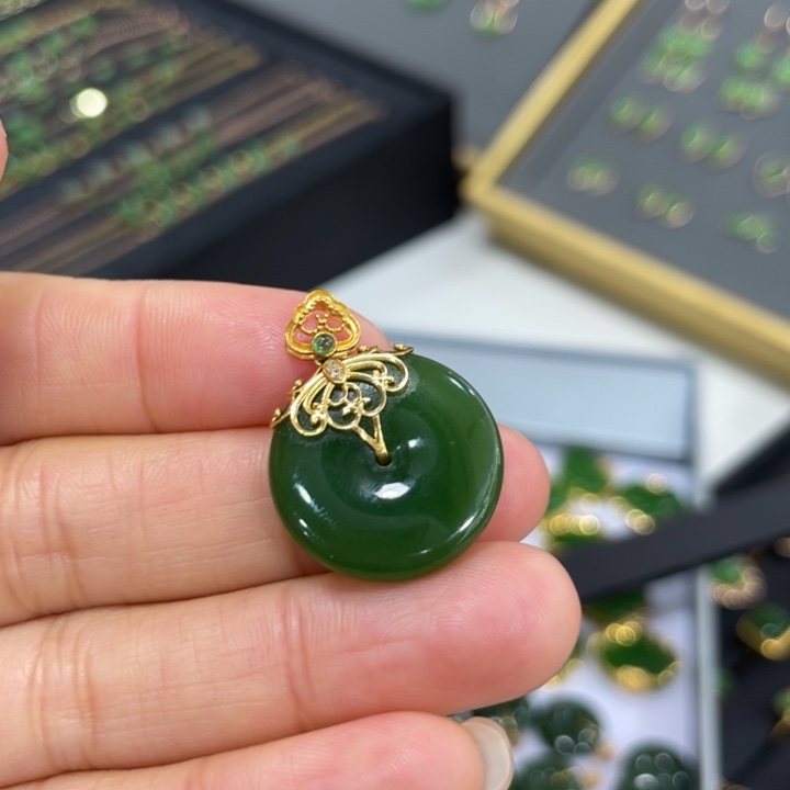 和田玉18K金镶嵌颈饰