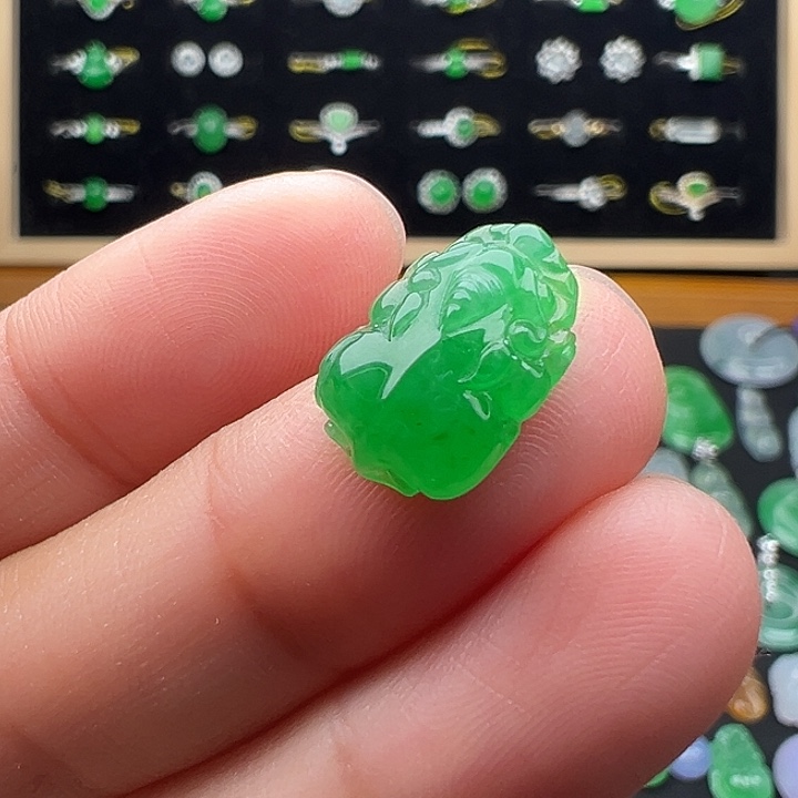 翡翠未镶嵌颈饰貔貅