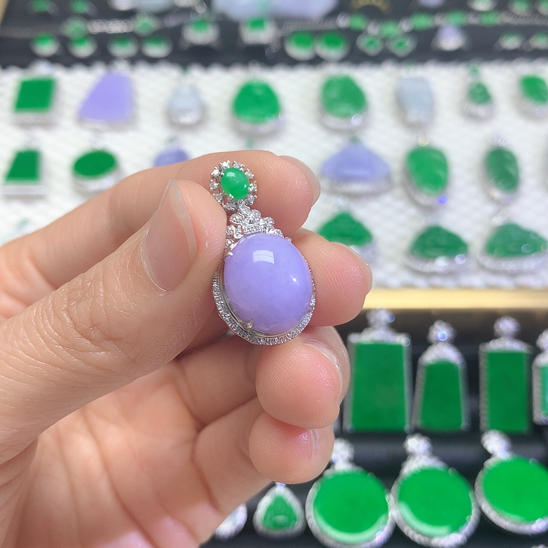 颈饰18K金镶嵌翡翠素**琳吊坠