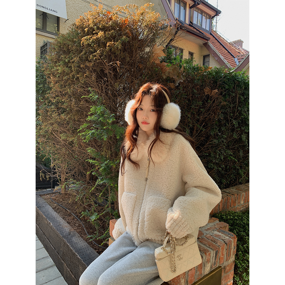 张贝贝 菲林雪境 奶糯 羊 羔 绒 皮毛一体染尖毛领外套