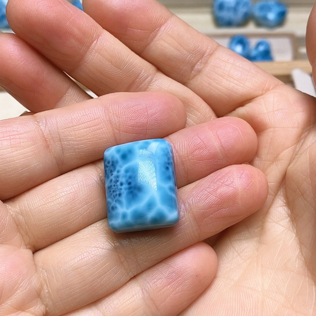 干***角针钠钙石（海纹石）未镶嵌颈饰