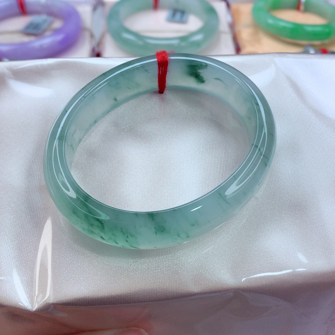 翡翠手镯（贵妃镯）未镶嵌50-51圈小手毕业A