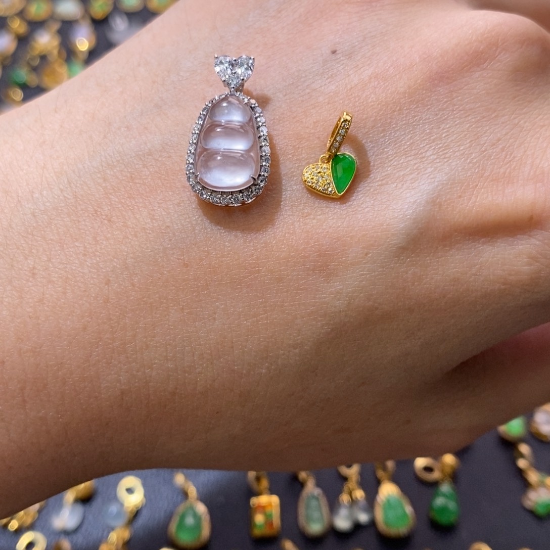 静***格翡翠18K金镶嵌颈饰翡翠