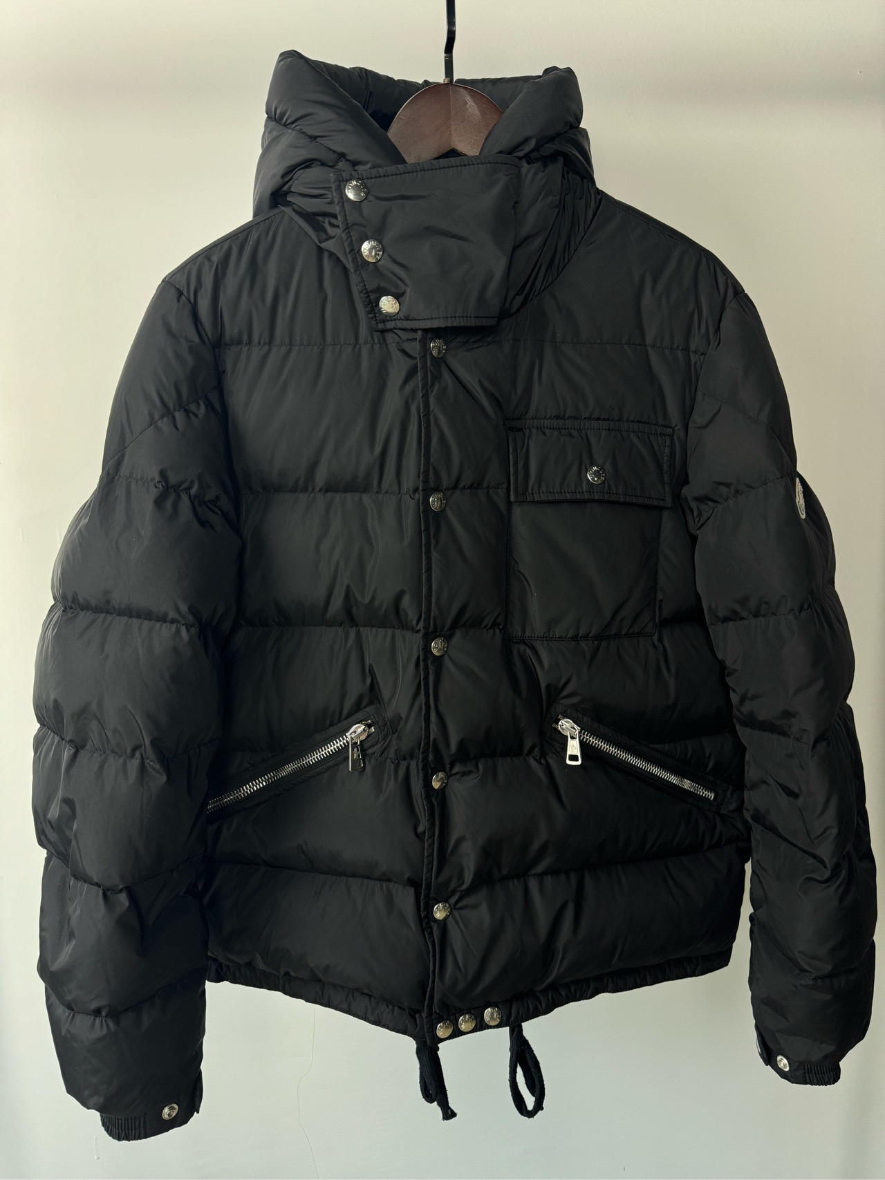 99新/Moncler 盟可睐口袋袖标抽绳连帽羽绒服/3码/2411285