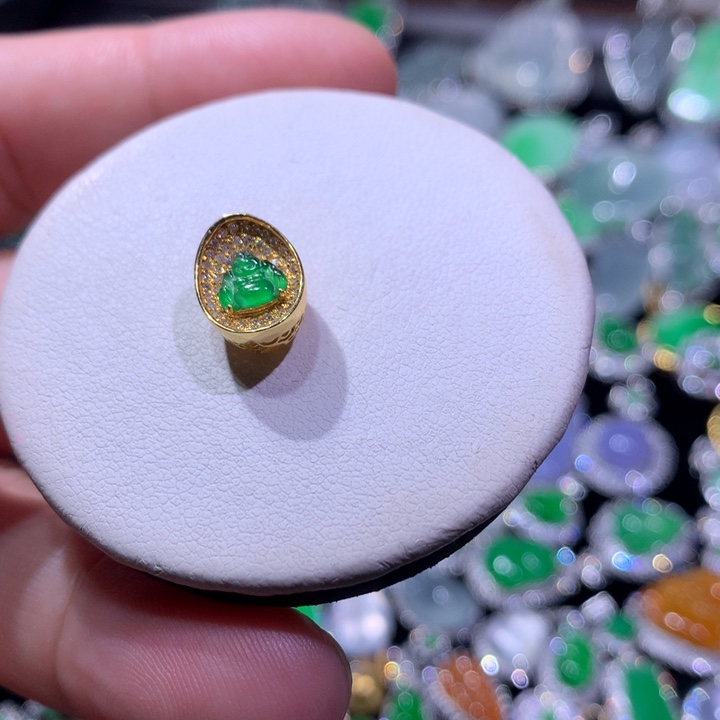 翡翠18K金镶嵌颈饰