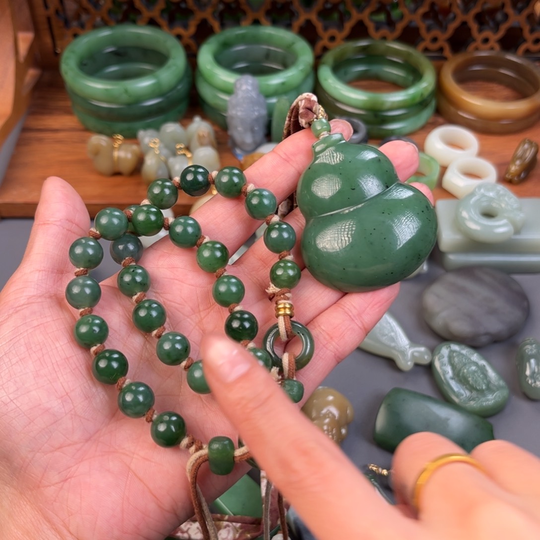 微***笑和田玉（糖玉）未镶嵌颈饰