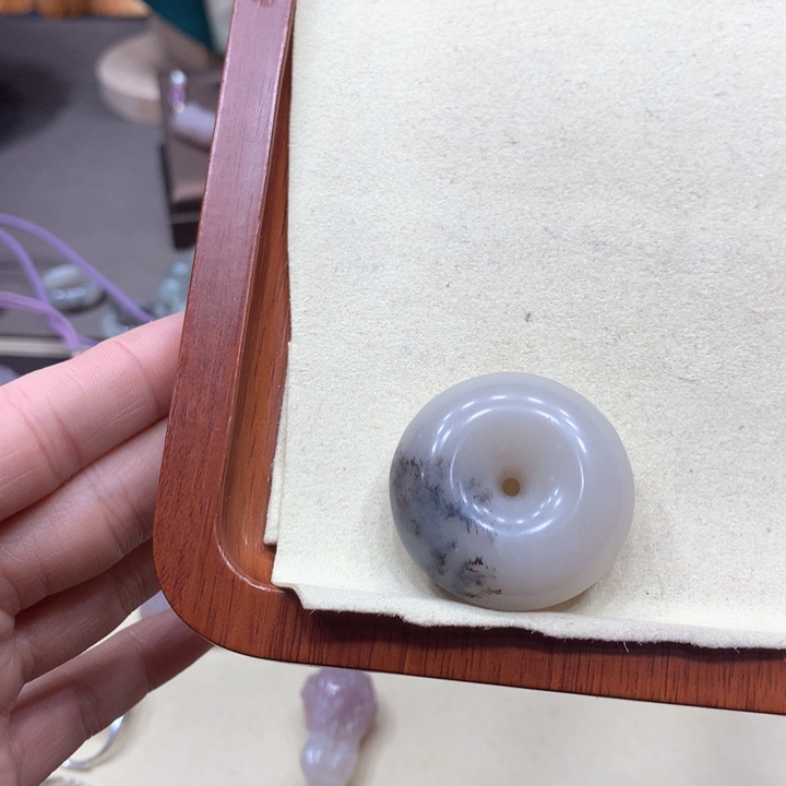 石英质玉颈饰足铂镶嵌今****?