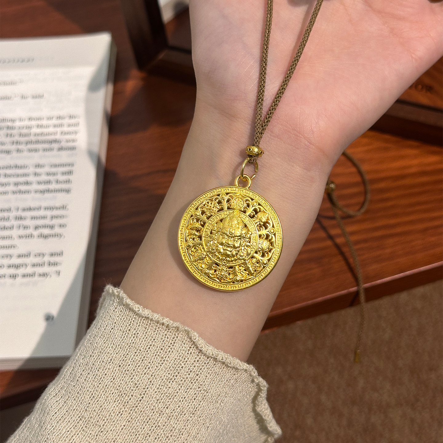 吊坠足银 八宝罗盘黄财神金色吊坠镂空招财送礼转运小众项链男女