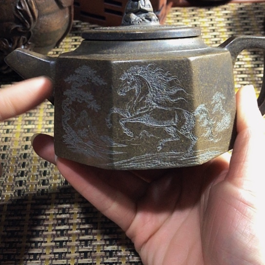 紫砂茶壶原矿泥料手工制作的紫砂壶。