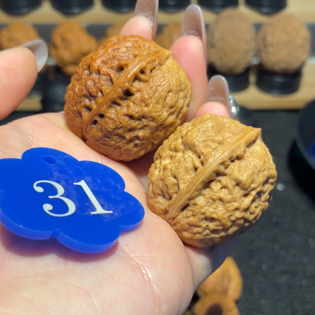 铁貔貅核桃带彩33。   