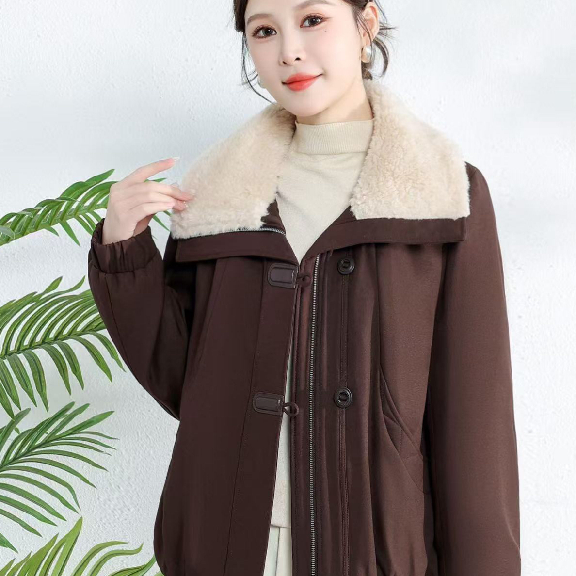 常规保暖冬季翻领短款羊羔毛拼接白鸭绒羽绒服外套