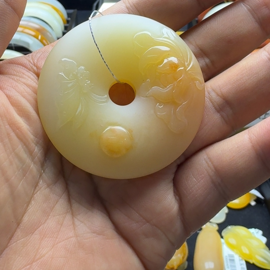 幸***神石英质玉（黄龙玉）未镶嵌颈饰平安扣