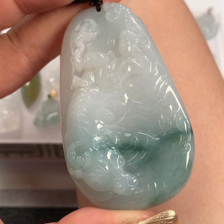 翡翠颈饰未镶嵌童趣