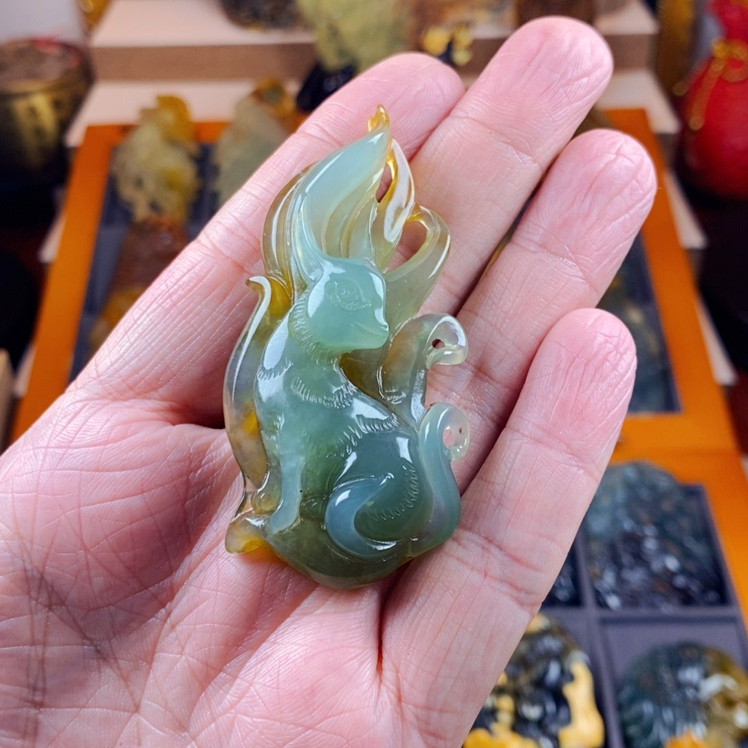 蛇纹石玉颈饰未镶嵌江**衣
