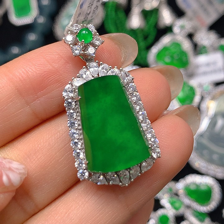 翡翠颈饰未镶嵌翡翠