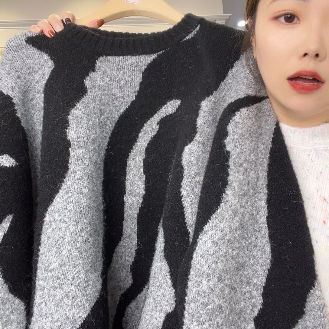 斑马纹套头针织毛衣