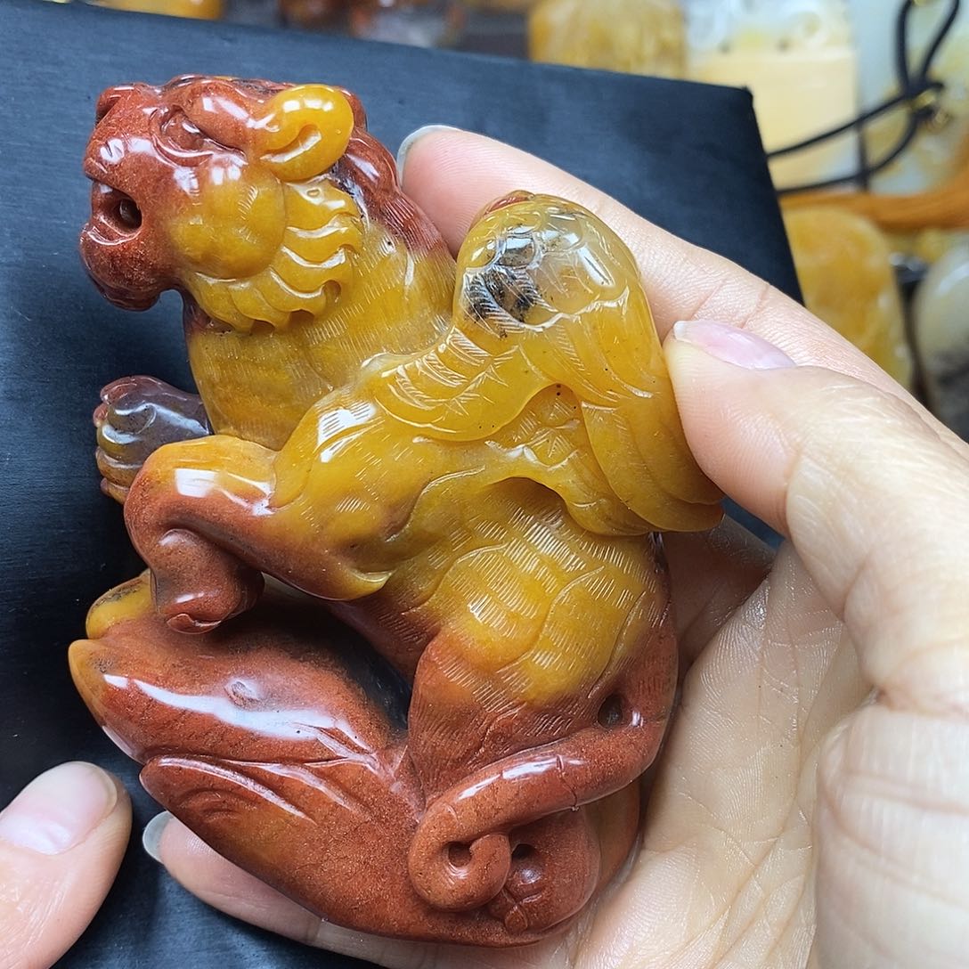 石英质玉（黄龙玉）颈饰未镶嵌