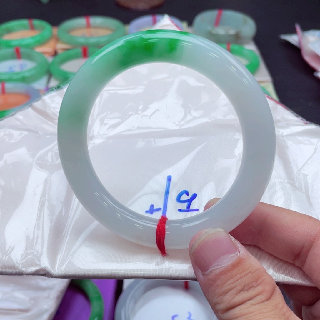 那***b翡翠未镶嵌手镯翡翠