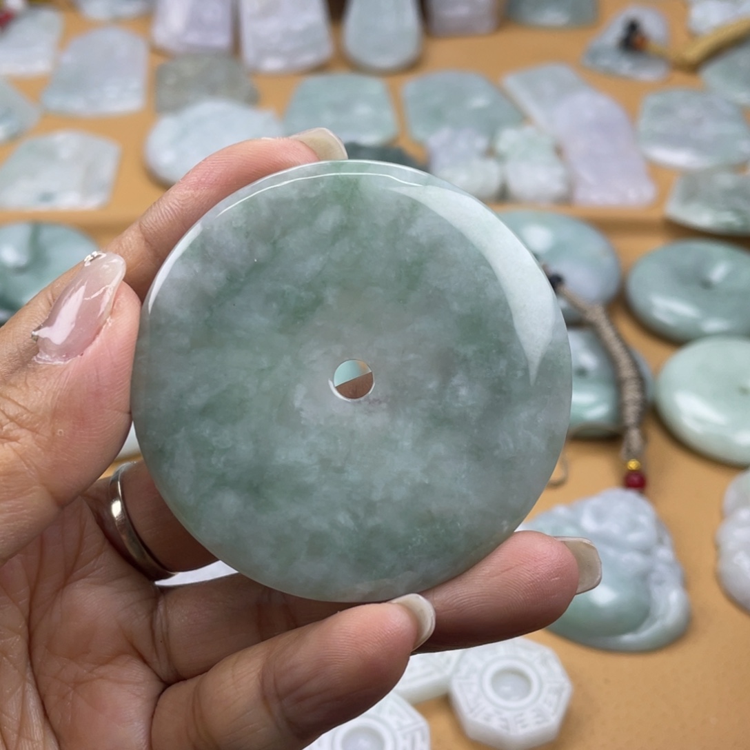 翡翠未镶嵌颈饰平安扣