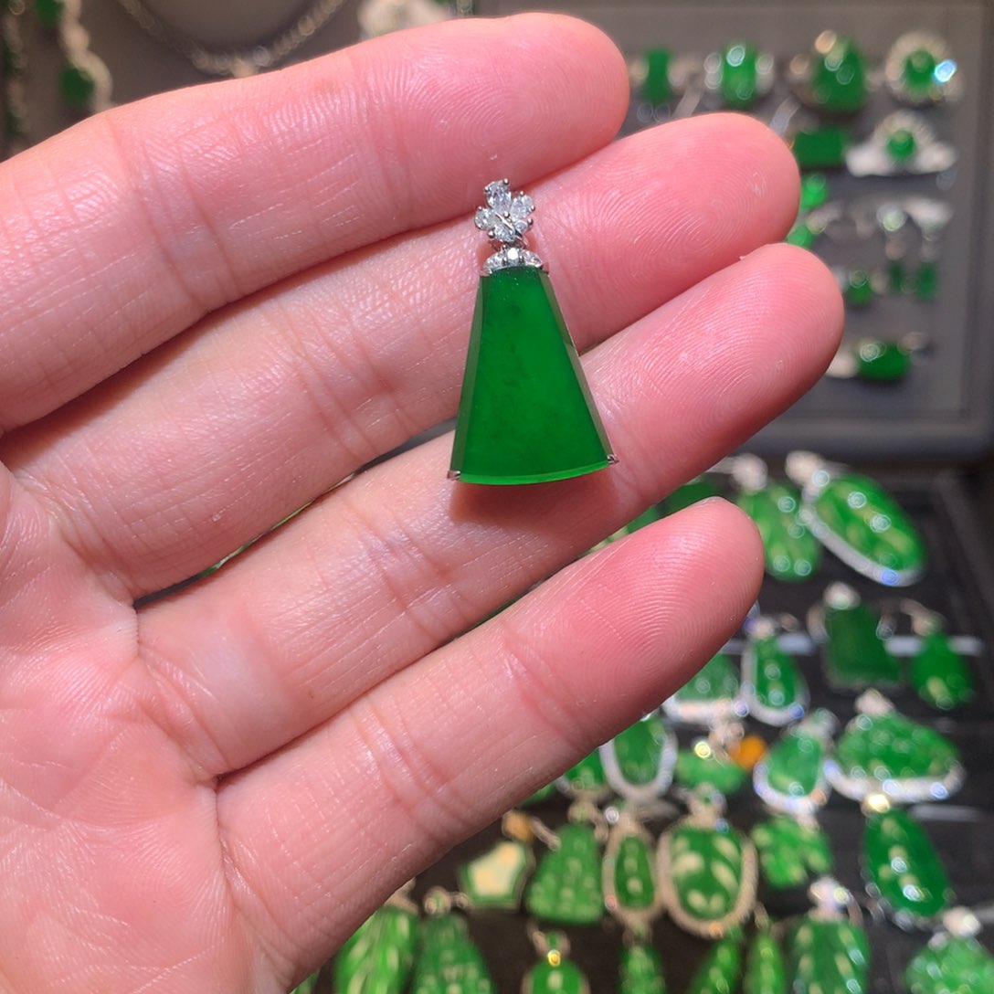 翡翠吊坠(不含链)18K金镶嵌天然翡翠