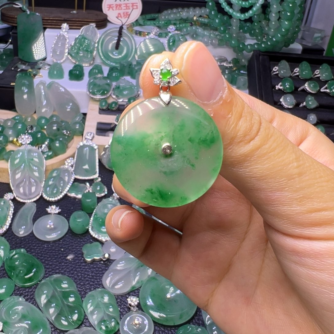 石英质玉（非洲翠）未镶嵌颈饰