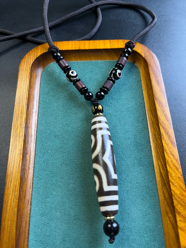 宝盖三眼玛瑙藏珠项链