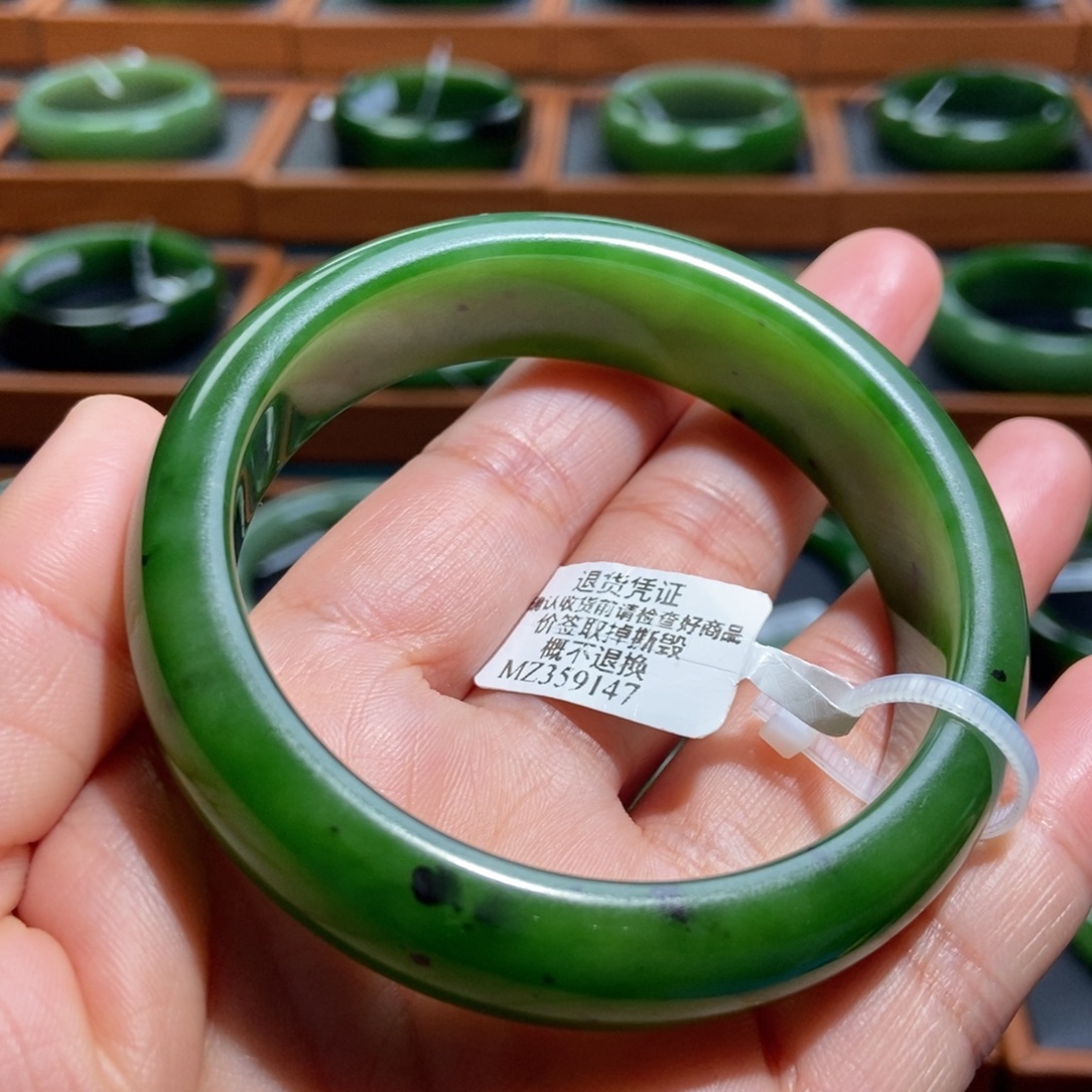 和田玉（碧玉）未镶嵌手镯辣阳绿5758