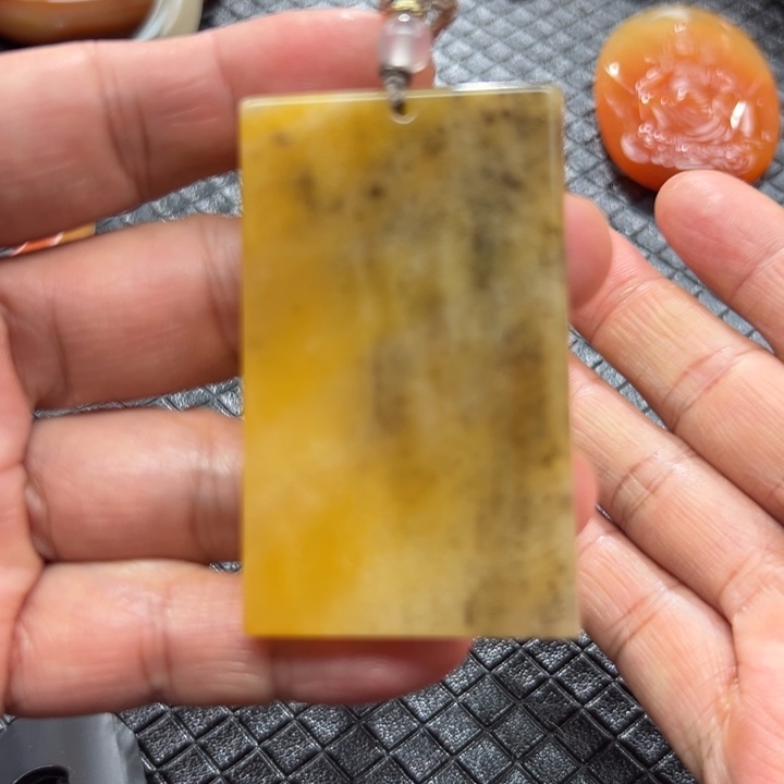 石英质玉（黄龙玉）颈饰未镶嵌