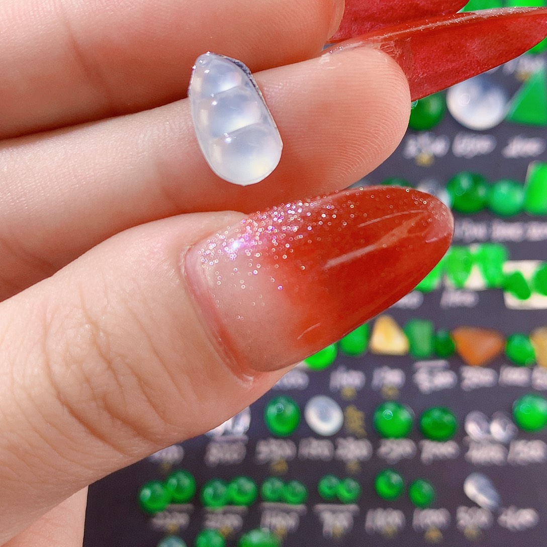 翡翠未镶嵌颈饰豆子