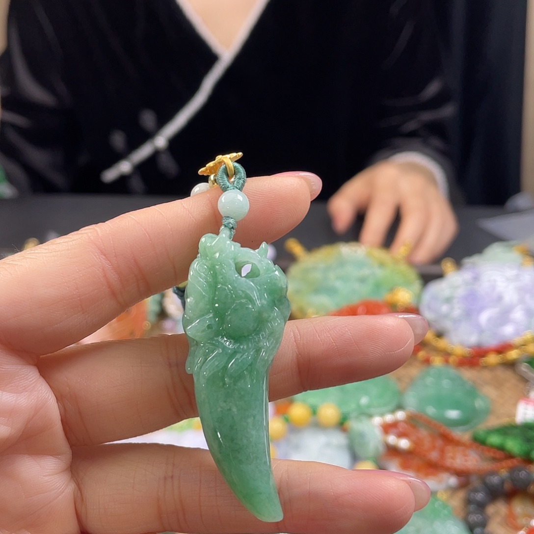 翡翠未镶嵌颈饰待编织