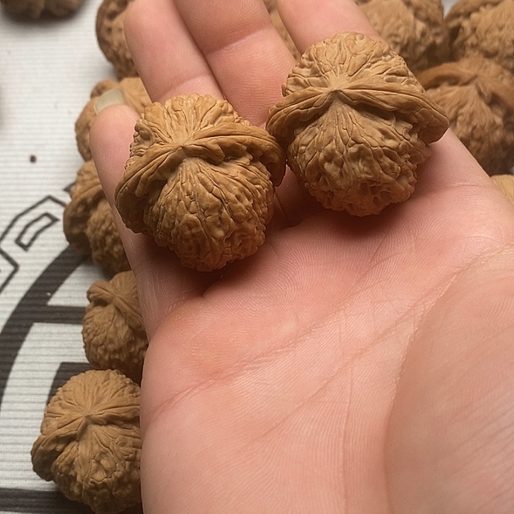 金***行文玩核桃吊坠白狮子