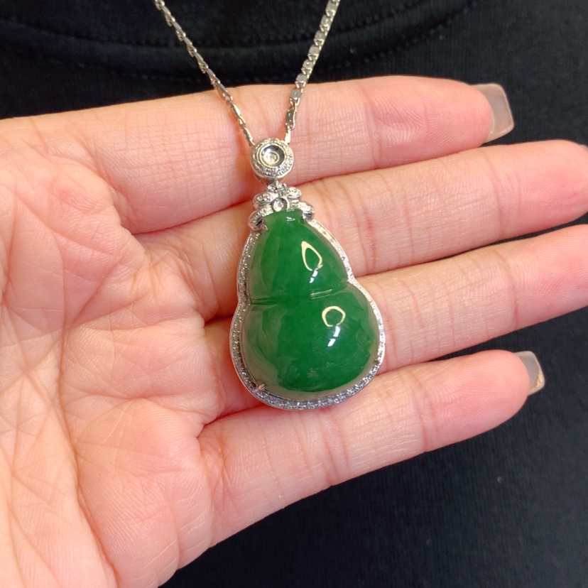 【闪购商品】颈饰18K金镶嵌翡翠葫芦