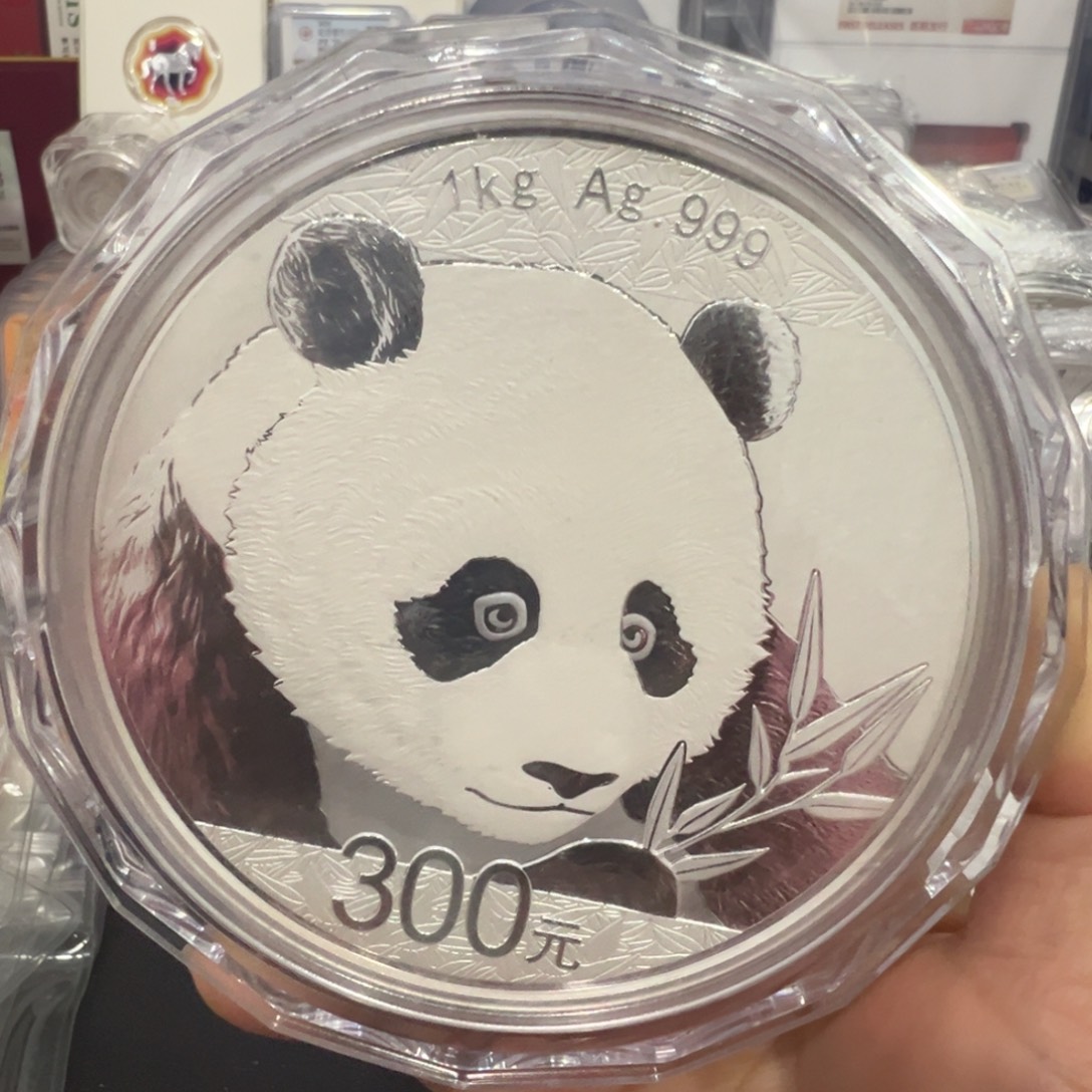 春***实纯银2018年版熊猫银币1000克原盒带证书