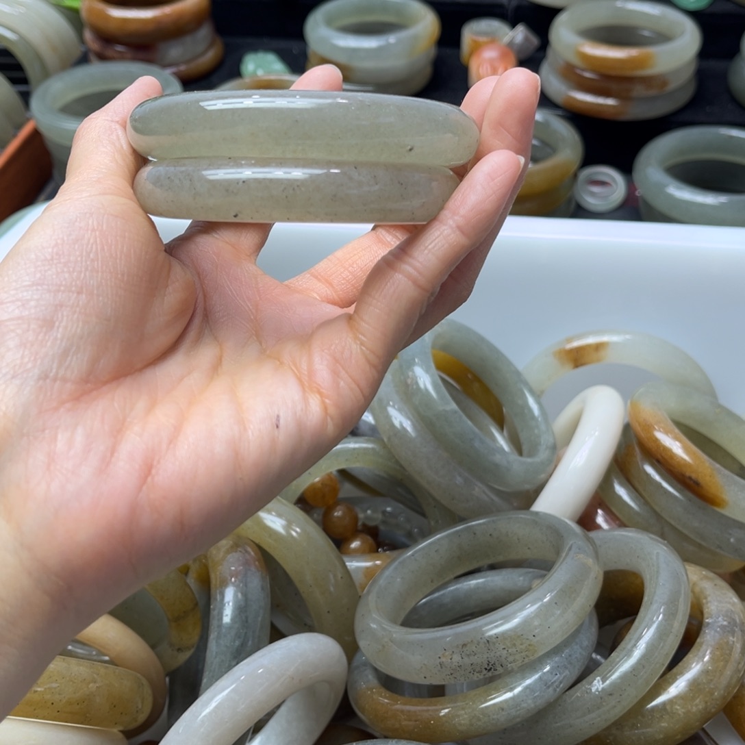 用***7石英质玉未镶嵌手镯