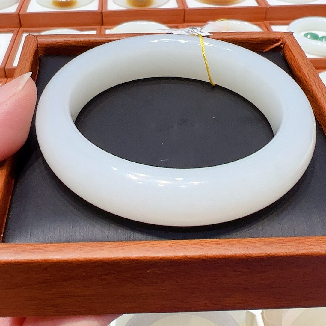 和田玉手镯未镶嵌小**酱