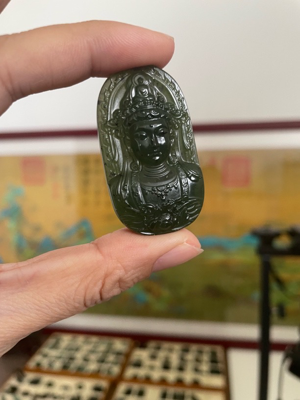 正品泰山玉菩萨半身像，雕刻细致，颜色鲜亮